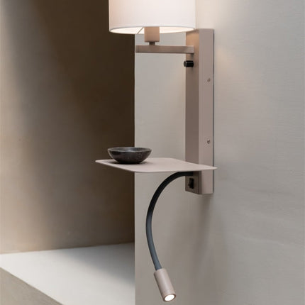 Applique murale florence avec lampe de lecture sable et blanc, installée au mur dans un intérieur, ambiance chevet lumineux