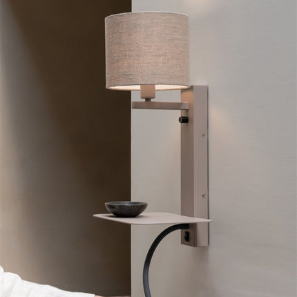 Applique murale florence avec lampe de lecture sable et lin foncé, installée au mur dans un intérieur, ambiance chevet cosy