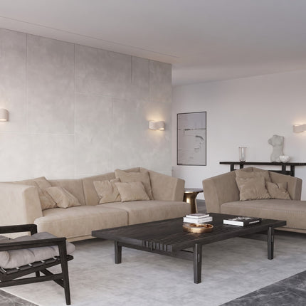Applique murale Flux Lumineux 30 en acier beige au-dessus d'une table à manger