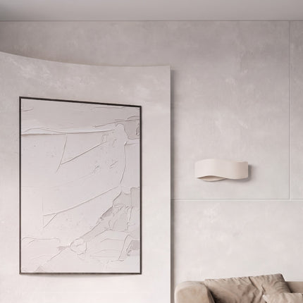 Applique murale Flux Lumineux 30 en acier beige dans une pièce lumineuse