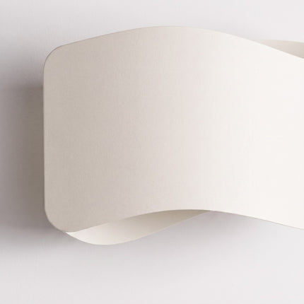Applique murale Flux Lumineux 30 en acier beige, packshot de trois quarts