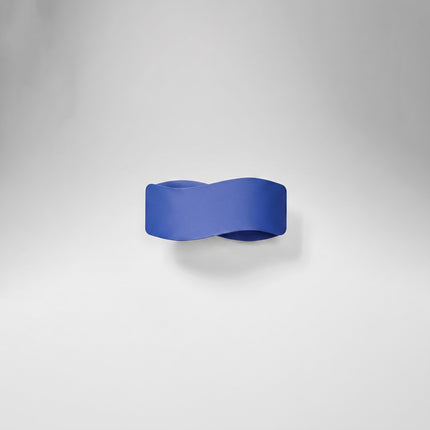 Applique murale Flux Lumineux 30 en acier bleu outremer, vue en situation sur fond clair