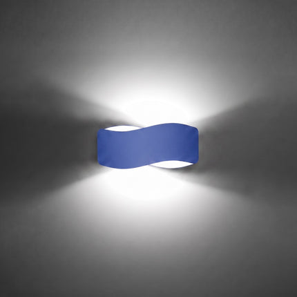 Applique murale Flux Lumineux 30 en acier bleu outremer allumée, lumière chaude diffusée
