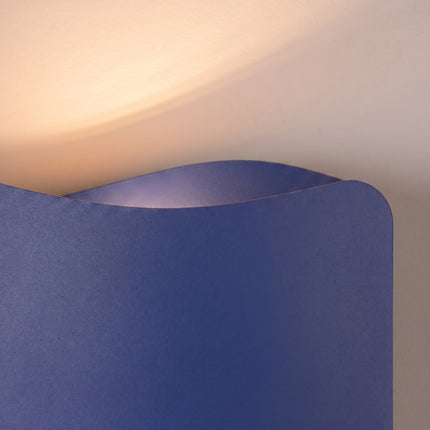Applique murale Flux Lumineux 30 en acier bleu outremer sur fond coloré, vue de trois quarts