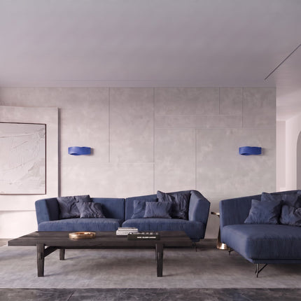 Applique murale Flux Lumineux 30 en acier bleu outremer dans un salon clair