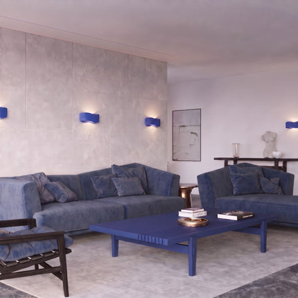 Applique murale Flux Lumineux 30 en acier bleu outremer au-dessus d'une table à manger