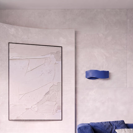 Applique murale Flux Lumineux 30 en acier bleu outremer dans une pièce lumineuse