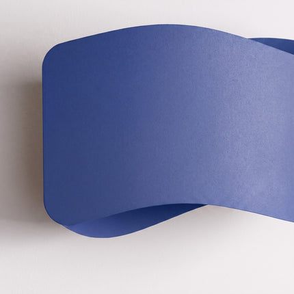 Applique murale Flux Lumineux 30 en acier bleu outremer, packshot de trois quarts