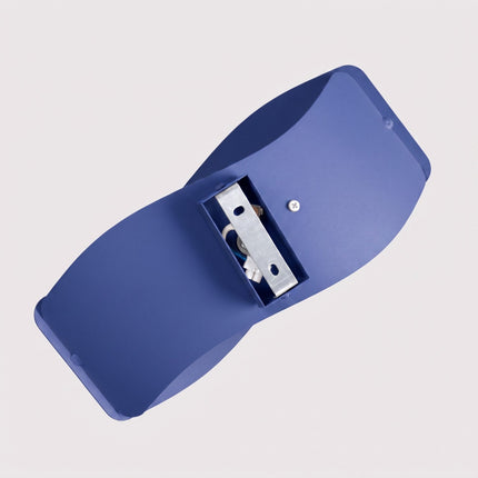 Applique murale Flux Lumineux 30 en acier bleu outremer, détail du système de fixation