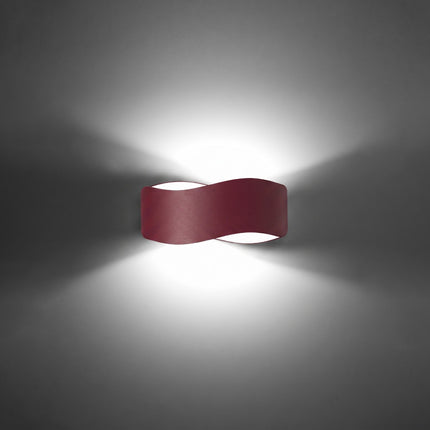 Applique murale Flux Lumineux 30 en acier bordeaux allumée, lumière chaude diffusée