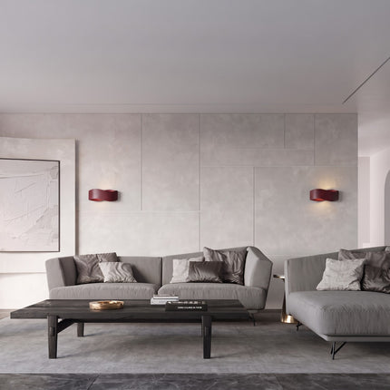 Applique murale Flux Lumineux 30 en acier bordeaux dans un salon clair