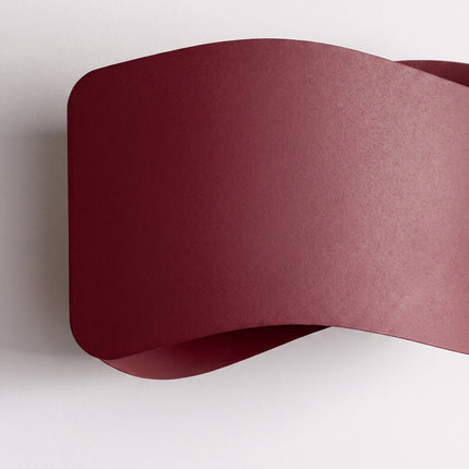 Applique murale Flux Lumineux 30 en acier bordeaux, packshot de trois quarts