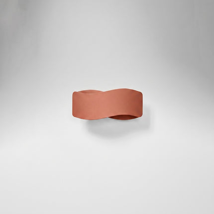 Applique murale Flux Lumineux 30 en acier ocre rouge, vue en situation sur fond clair