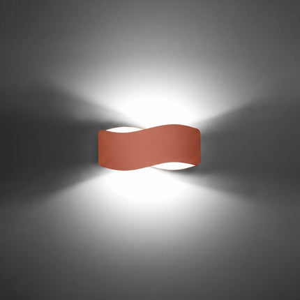 Applique murale Flux Lumineux 30 en acier ocre rouge allumée, lumière chaude diffusée