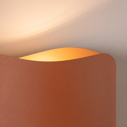 Applique murale Flux Lumineux 30 en acier ocre rouge sur fond coloré, vue de trois quarts