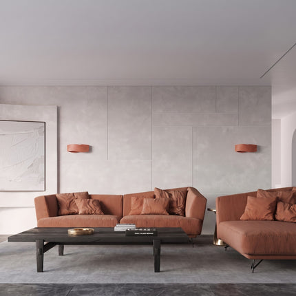 Applique murale Flux Lumineux 30 en acier ocre rouge dans un salon clair