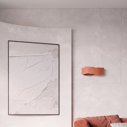 Applique murale Flux Lumineux 30 en acier ocre rouge dans une pièce lumineuse