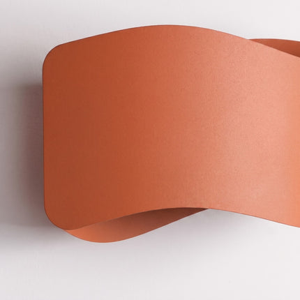 Applique murale Flux Lumineux 30 en acier ocre rouge, packshot de trois quarts