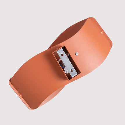 Applique murale Flux Lumineux 30 en acier ocre rouge, détail du système de fixation