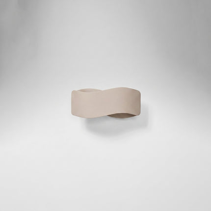 Applique murale Flux Lumineux 30 en acier taupe, vue en situation sur fond clair
