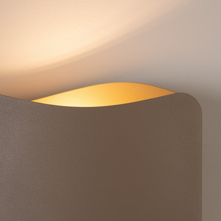 Applique murale Flux Lumineux 30 en acier taupe sur fond coloré, vue de trois quarts