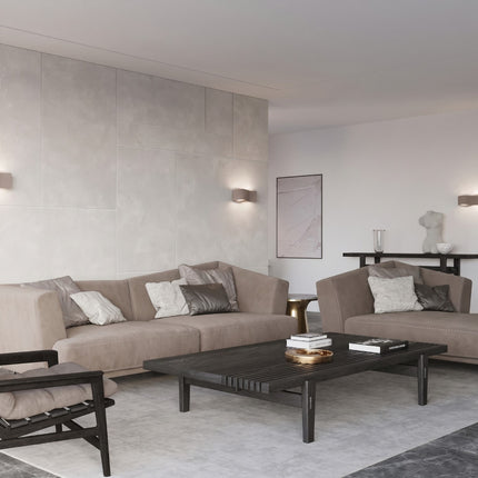 Applique murale Flux Lumineux 30 en acier taupe au-dessus d'une table à manger