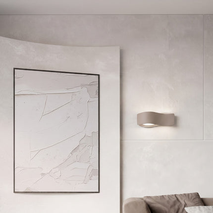 Applique murale Flux Lumineux 30 en acier taupe dans une pièce lumineuse