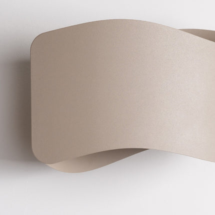 Applique murale Flux Lumineux 30 en acier taupe, packshot de trois quarts