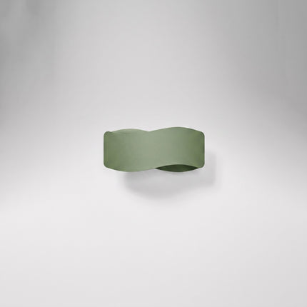 Applique murale Flux Lumineux 30 en acier vert olive, vue en situation sur fond clair