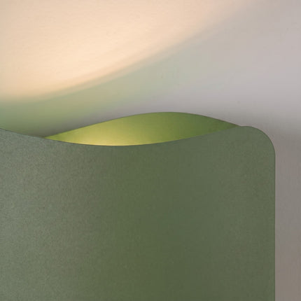 Applique murale Flux Lumineux 30 en acier vert olive sur fond coloré, vue de trois quarts