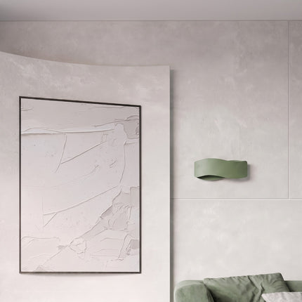Applique murale Flux Lumineux 30 en acier vert olive dans une pièce lumineuse