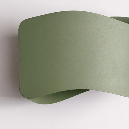 Applique murale Flux Lumineux 30 en acier vert olive, packshot de trois quarts