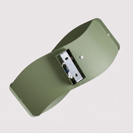 Applique murale Flux Lumineux 30 en acier vert olive, détail du système de fixation