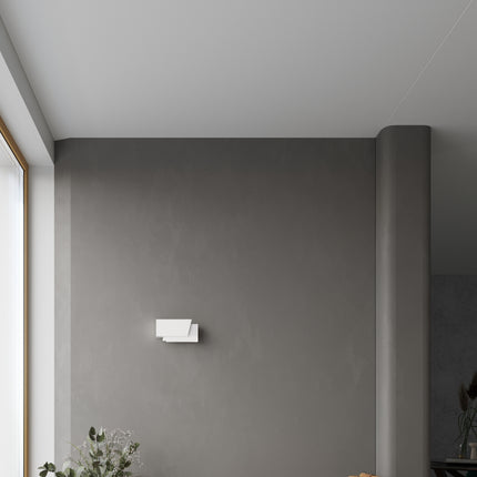 Applique murale géométrique 3D blanche en acier dans une ambiance chaleureuse