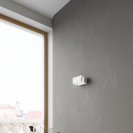 Applique murale géométrique 3D blanche en acier vue de côté