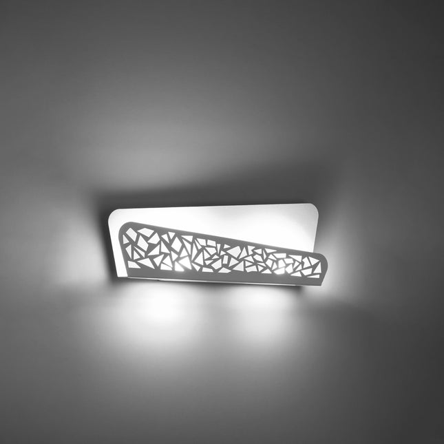 Applique murale géométrique blanche allumée diffusant un halo de lumière en haut et en bas