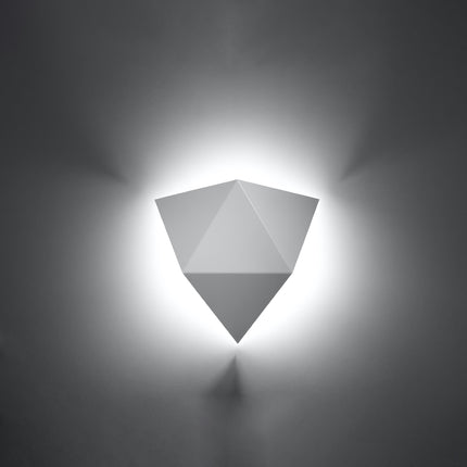 Applique murale géométrique triangle blanche allumée sur un mur clair
