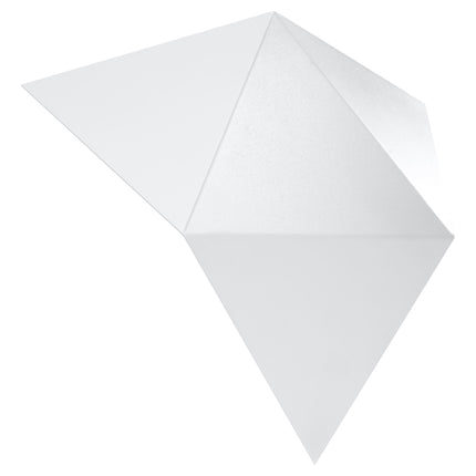Applique murale géométrique triangle blanche en acier, vue de face sur fond neutre
