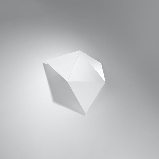 Applique murale géométrique triangle blanche posée dans un salon contemporain