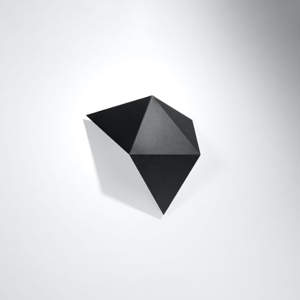 Applique murale géométrique triangle noire posée dans un salon contemporain