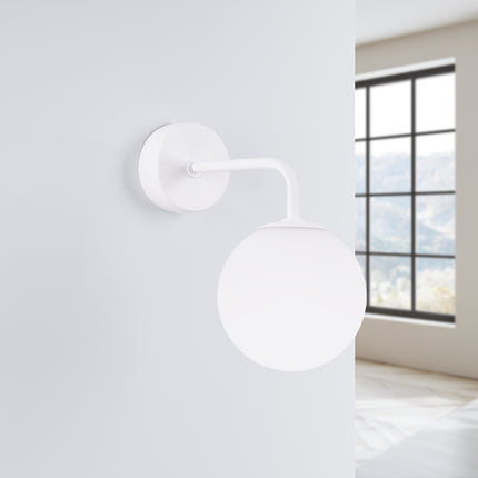 applique murale globe opale à bras coudé blanc, vue en situation