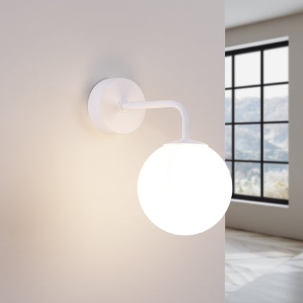 applique murale globe opale à bras coudé blanc, lumière allumée