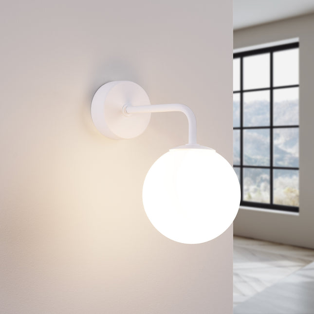 applique murale globe opale à bras coudé blanc, lumière allumée