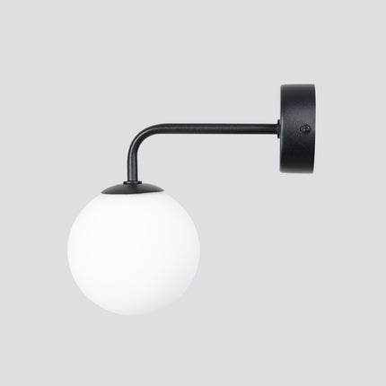 applique murale globe opale à bras coudé noir, vue sur fond coloré