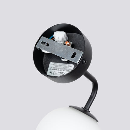 applique murale globe opale à bras coudé noir, vue de détail