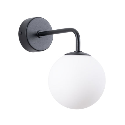 applique murale globe opale à bras coudé noir, packshot sur fond blanc