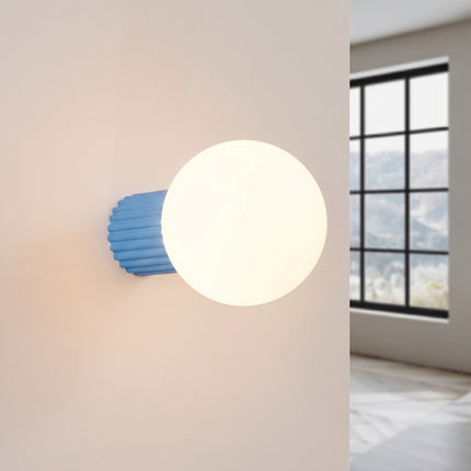 Applique murale Halo bleu ciel IP44, lumière allumée, diffusion du verre opalin