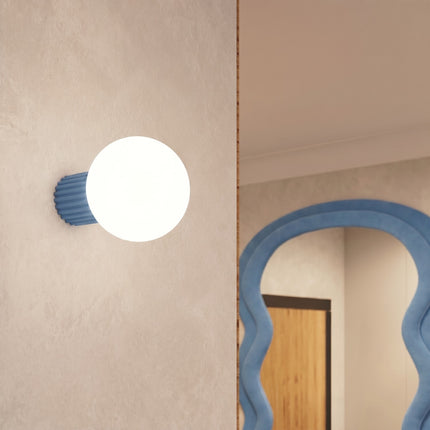 Applique murale Halo bleu ciel IP44 dans un intérieur contemporain