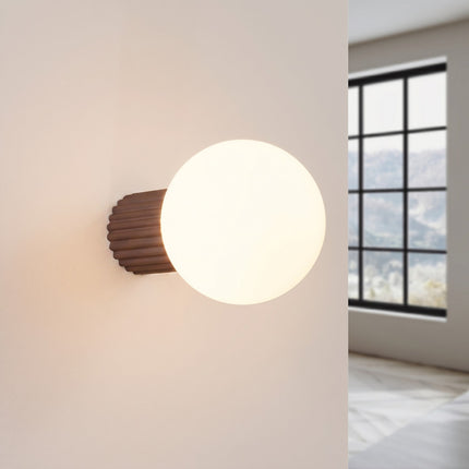 Applique murale Halo brun chocolat IP44, lumière allumée, diffusion du verre opalin