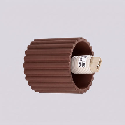 Applique murale Halo brun chocolat IP44 sur fond coloré, vue de trois quarts